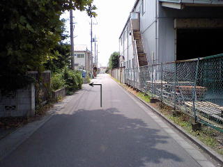 理研コランダム横の路地左折点の写真